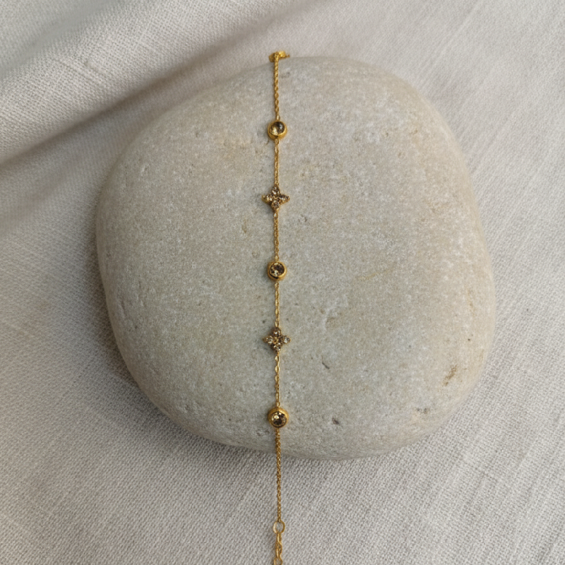 DAINTY CLOVER AND DOT BRACELET