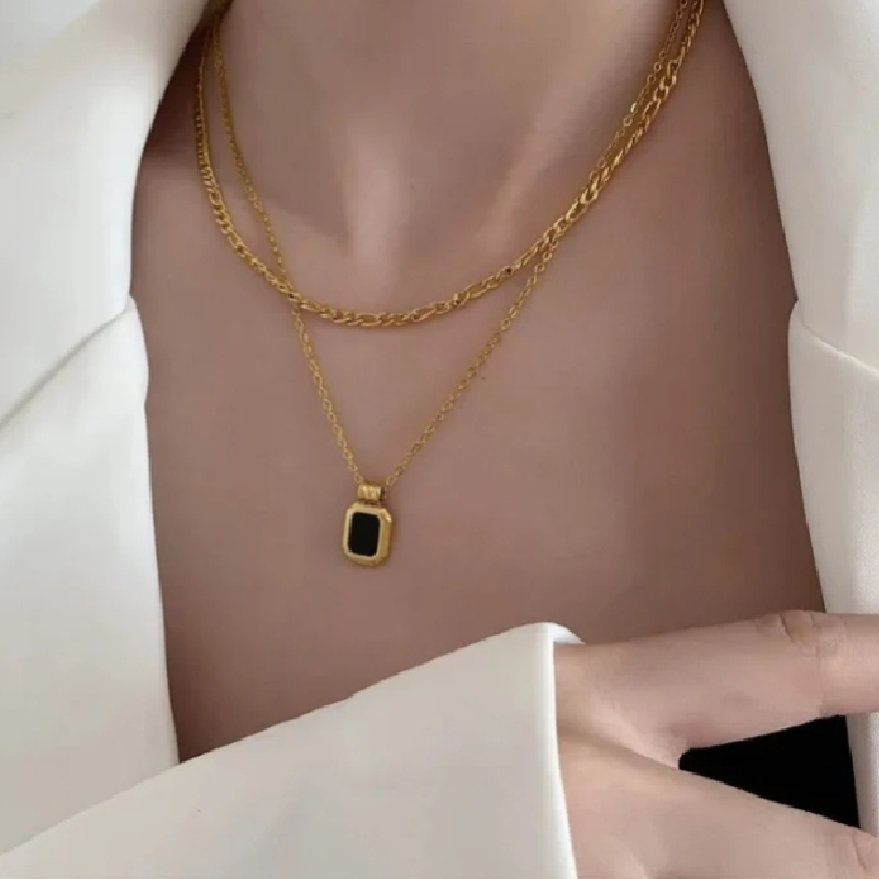 THE FIGARO STACKED PENDANT SET