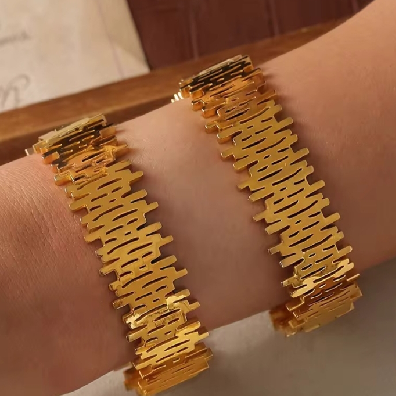 ZIGZAG CONTOURED CUFF