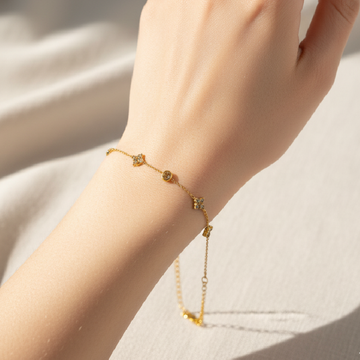 DAINTY CLOVER AND DOT BRACELET